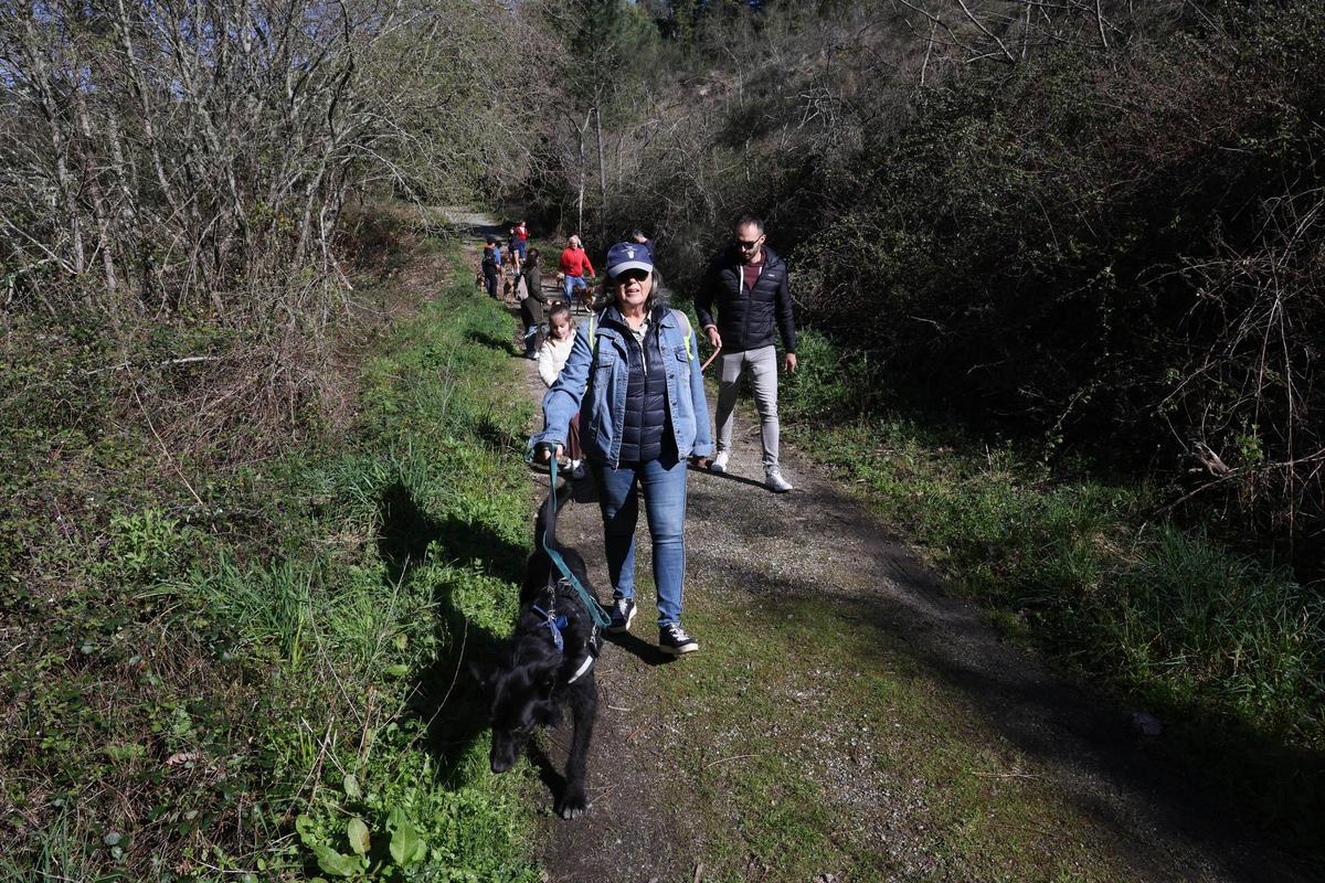 Un paseo por una buena causa: la protectora Os Biosbardos y FARO se unen en la suscripción solidaria