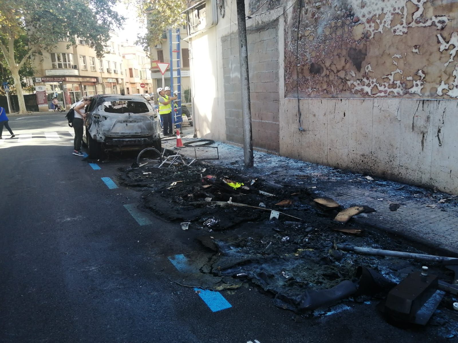 Un incendio de contenedores destruye tres coches y una moto junto a la calle Manacor de Palma