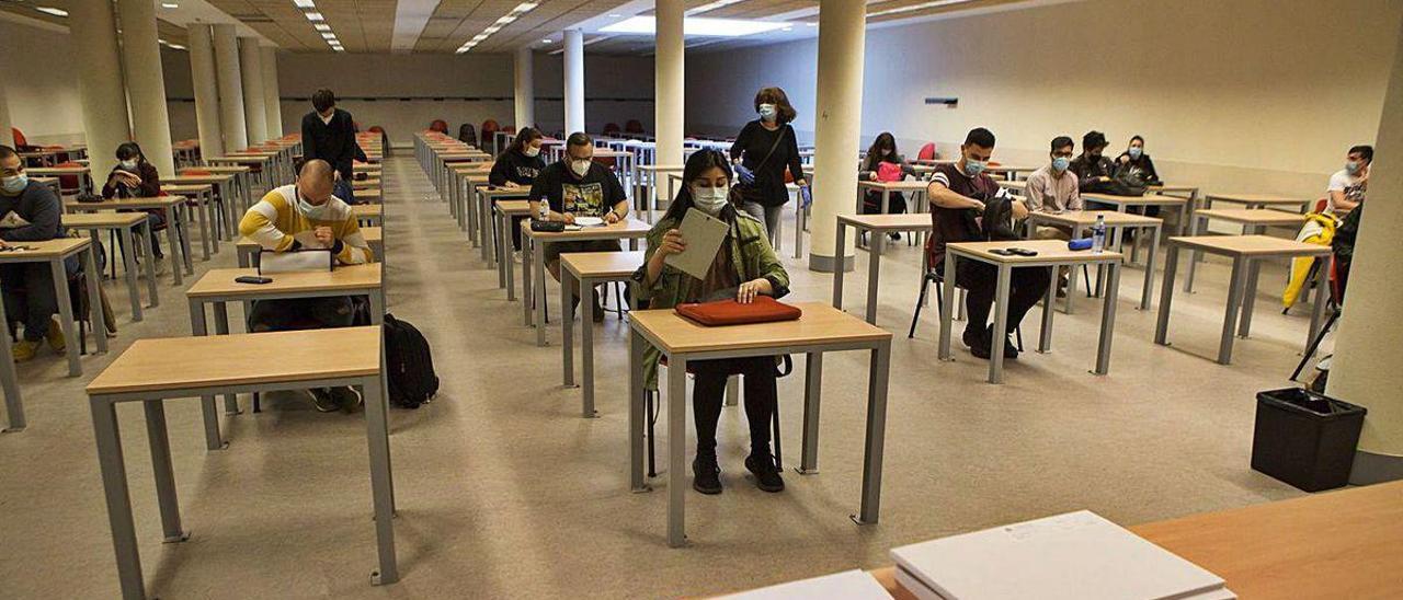 Alumnos realizando un examen en la Escuela Politécnica de Mieres.