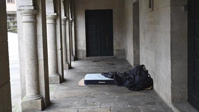Pertenencias de una persona que vive en la calle en los soportales de uno de los edificios del Museo.