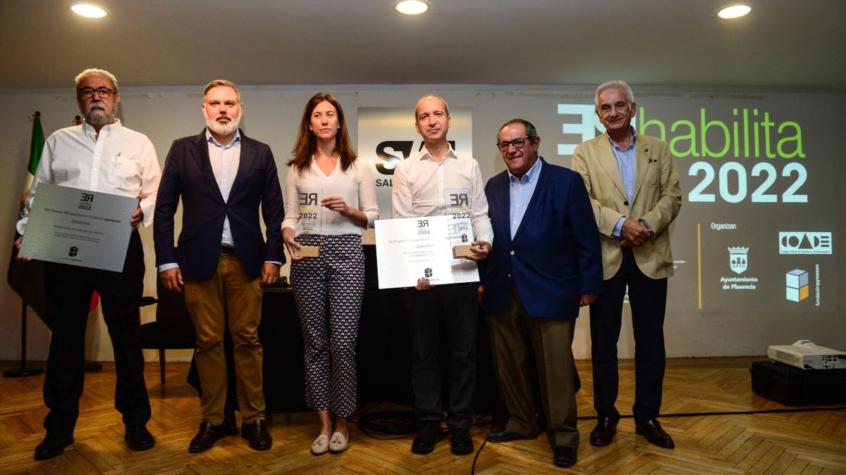 Premiados por sus obras de rehabilitación, con el presidente de Pymecon y el alcalde de Plasencia.