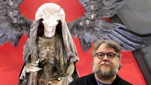 Guillermo del Toro presenta la exposición ’En casa con mis monstruos’. En la foto, el director de cine con una de las figuras.