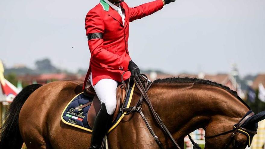 El jinete italiano Antonio Alfonso, luciendo brazalete negro.