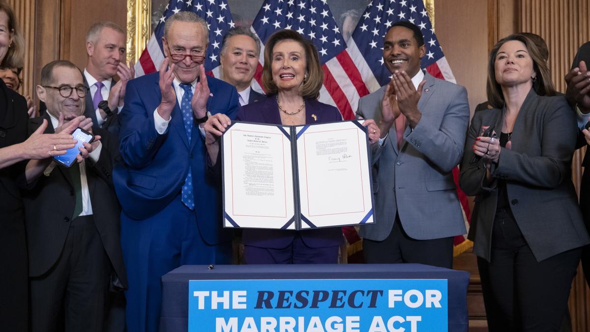 Los líderes demócratas de la Cámara de Representantes, Nancy Pelosi, y el Senado, Chuck Schumer, celebran junto a otros parlamentarios la aprobación de la ley que protege el matrimonio homosexual.