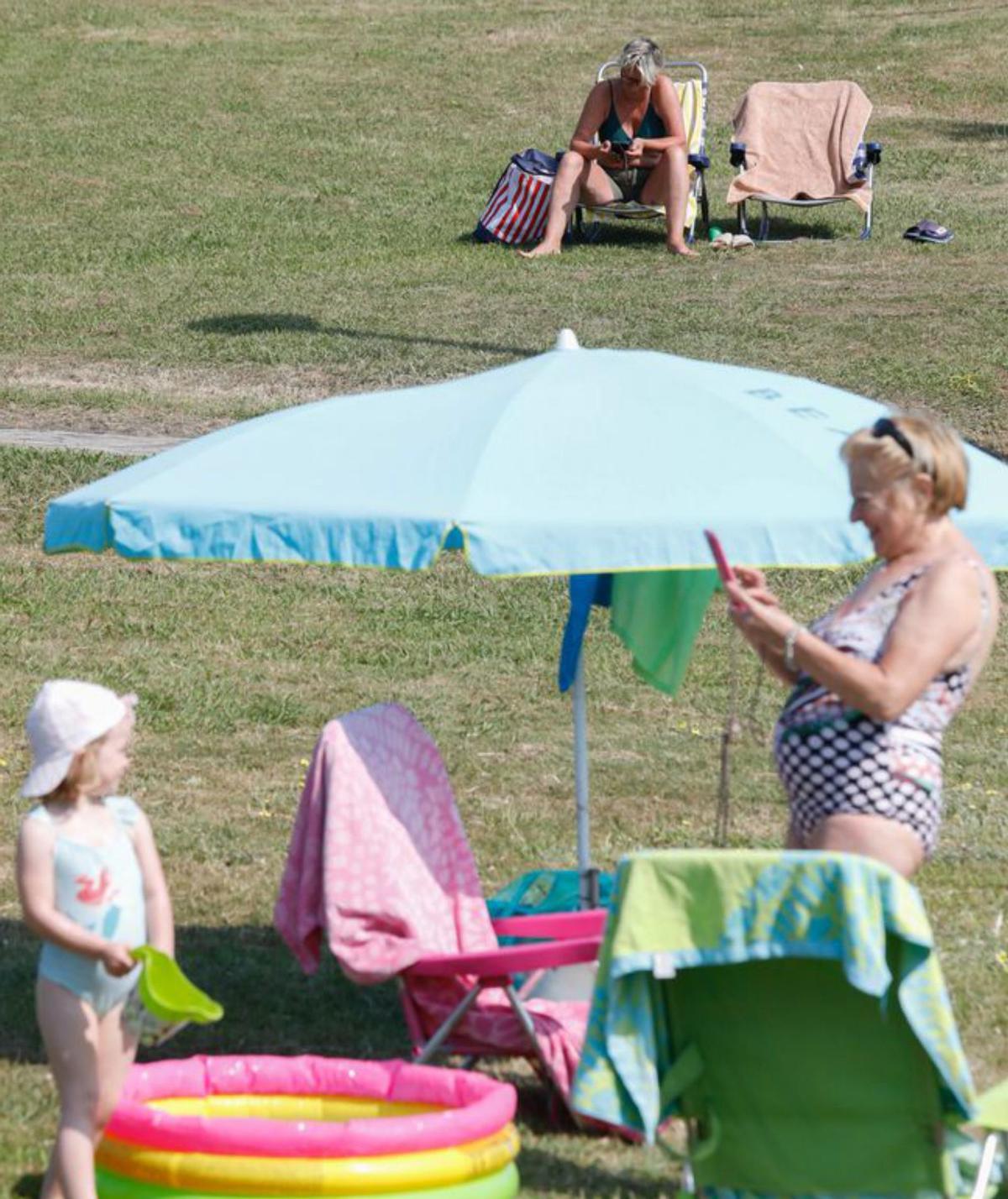 Paseantes y deportistas, este sábado,  en el puerto deportivo de Gijón, con 26 grados de temperatura. | Athenea Eugón