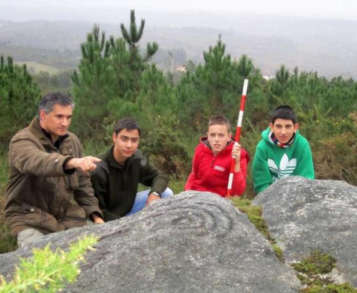 Hallan petroglifos de la Edad de Bronce  en un monte de Lobás, en O Carballiño