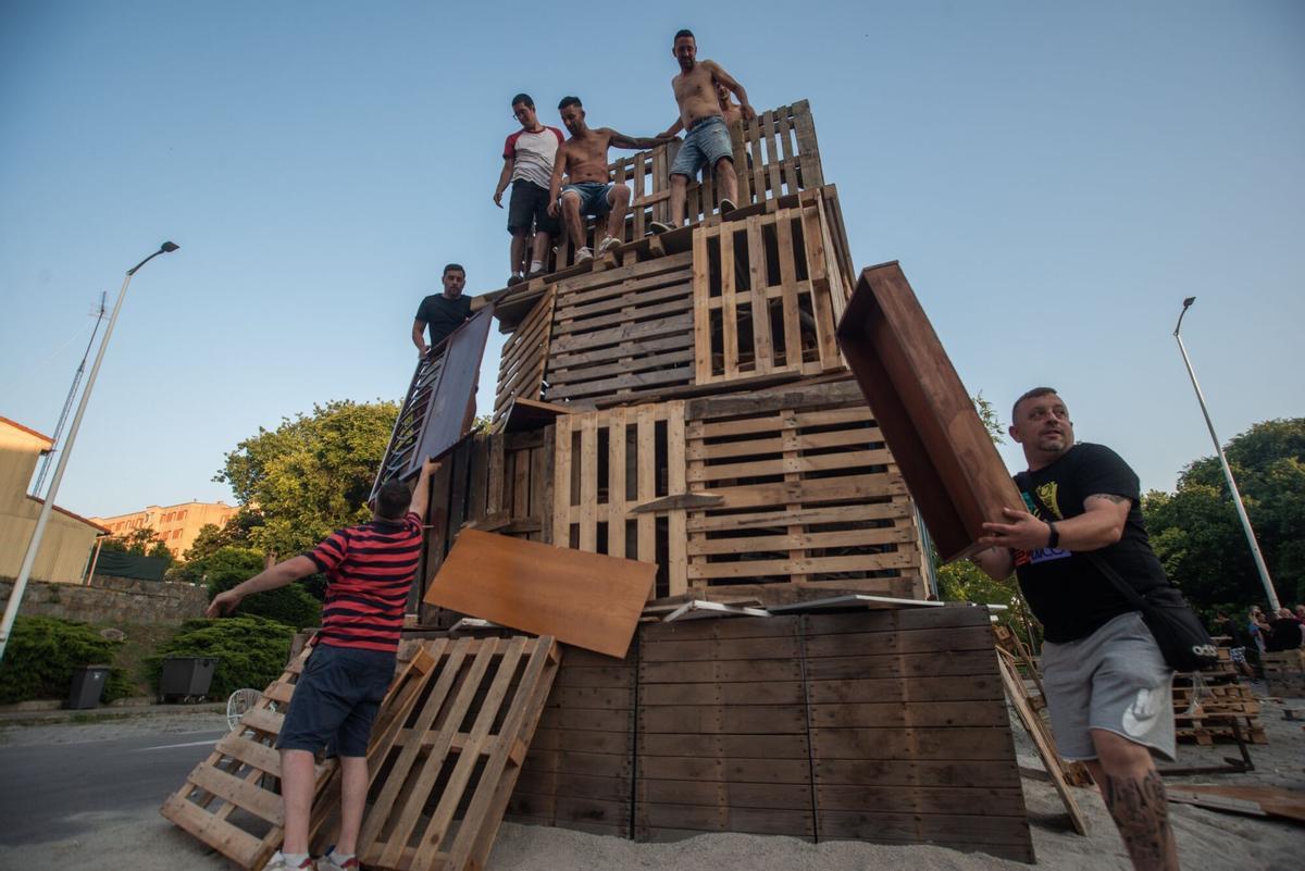 De "simplemente" amontonar madera a levantar una réplica del faro romano, los vecinos del Barrio de las Flores dan un giro a una de las fallas más populares de A Coruña