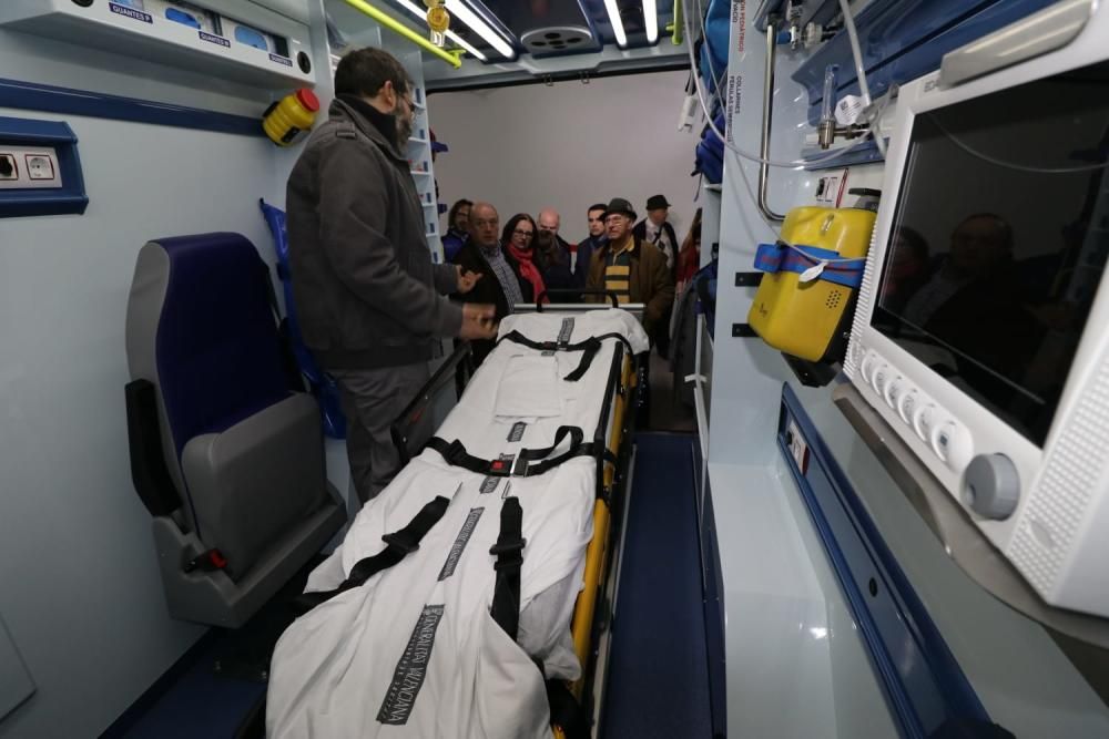 Cruz Roja de Alcoy presenta la nueva ambulancia.