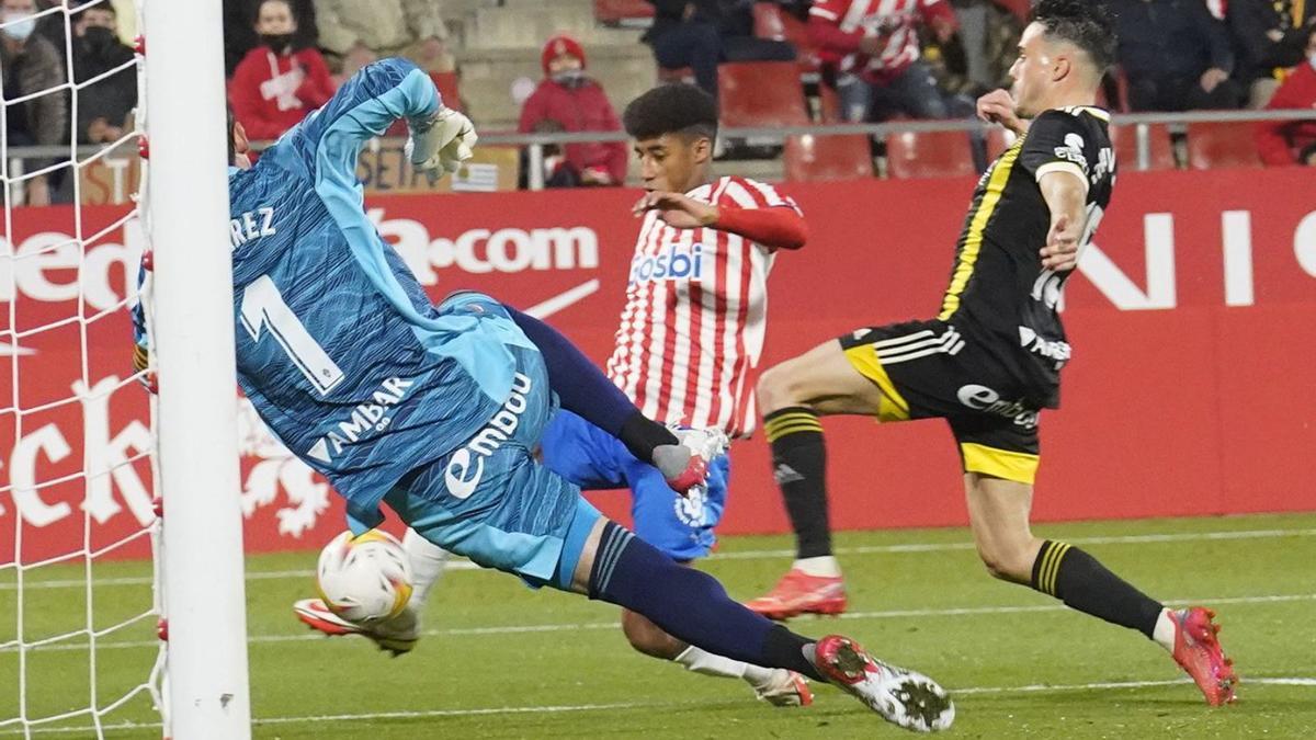 Óscar Ureña xutant a la porteria de Cristian Álvarez en el partit contra el Saragossa