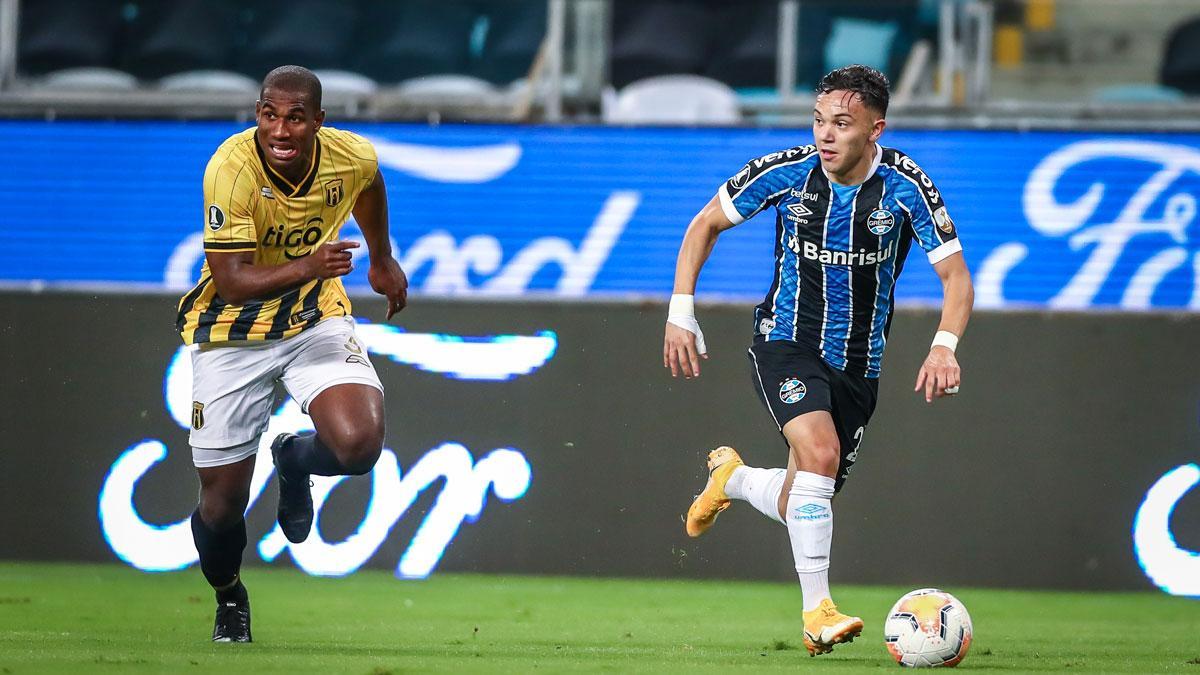 Pepe en una acción con el Gremio en la Copa Libertadores