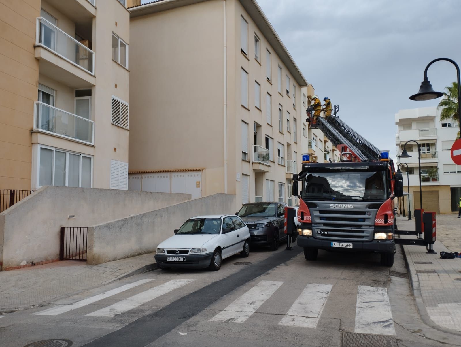 FOTOS | Alarma por un incendio en un ático en es Molinar, en Palma