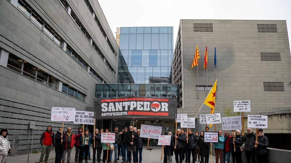 Concentració de suport a Aniol Vila i Rubèn López davant dels jutjats de Manresa el passat 11 de març