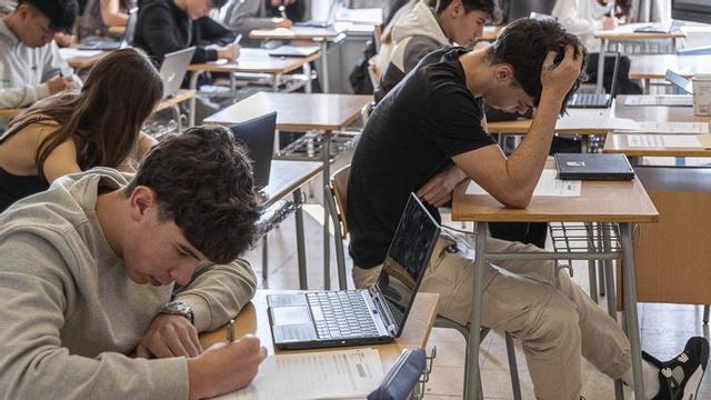 Examen de competències bàsiques en una escola catalana. | PAU GRACIÀ