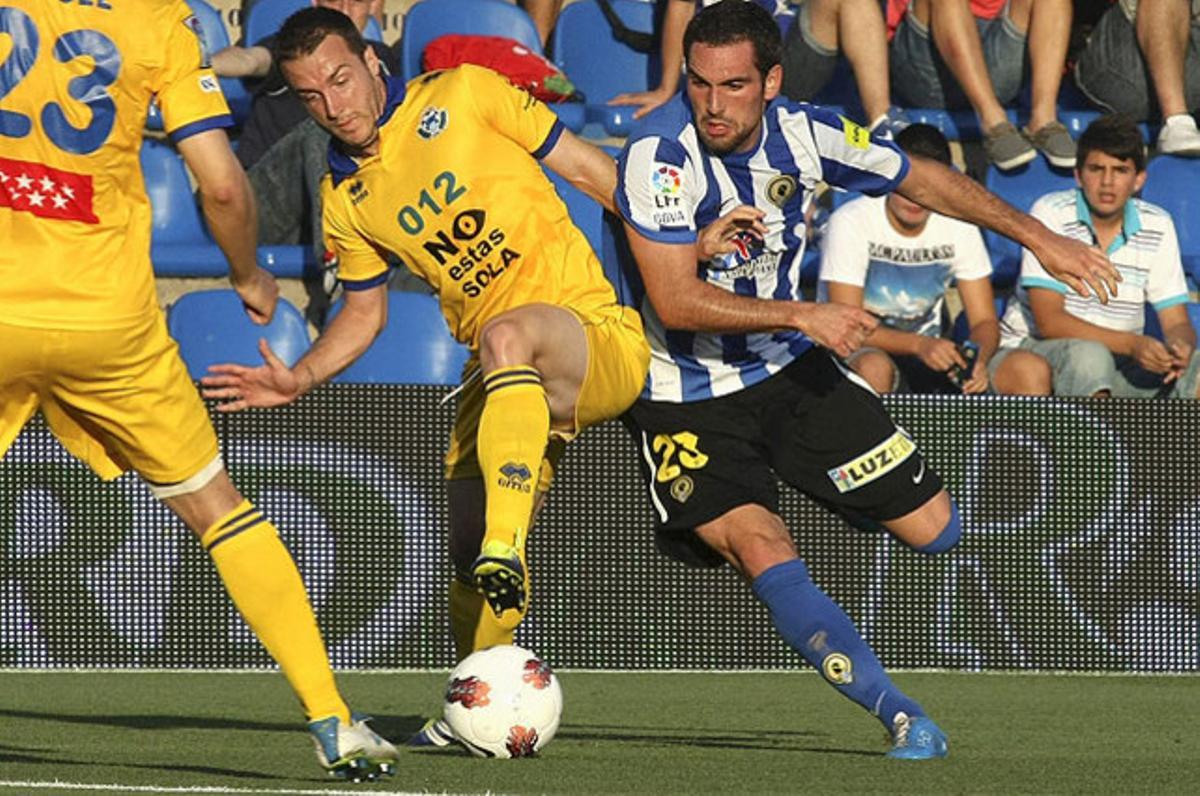El jugador de l’Alcorcón Sergio Mora (esquerra) i Anaitz Arbilla de l’Hèrcules (dreta) pugnen per la pilota durant les semifinals de la promoció a Segona Divisió, a l’estadi José Rico Pérez d’Alicante.