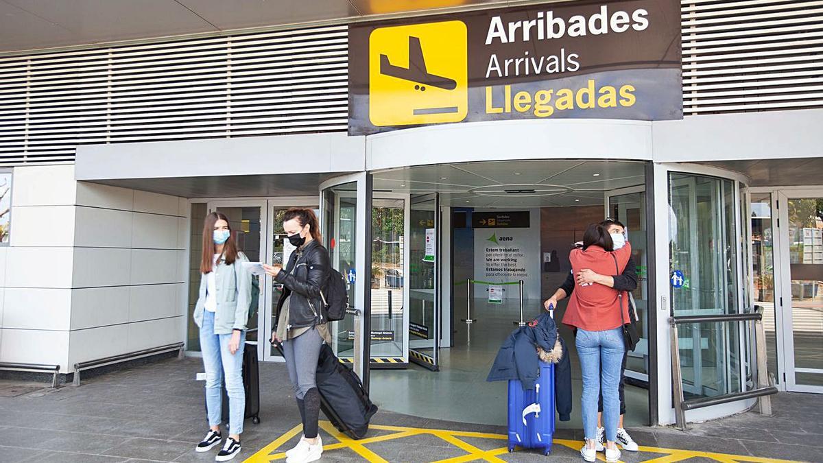 Viajeros a su llegada al aeropuerto de Eivissa. | VICENT MARÍ