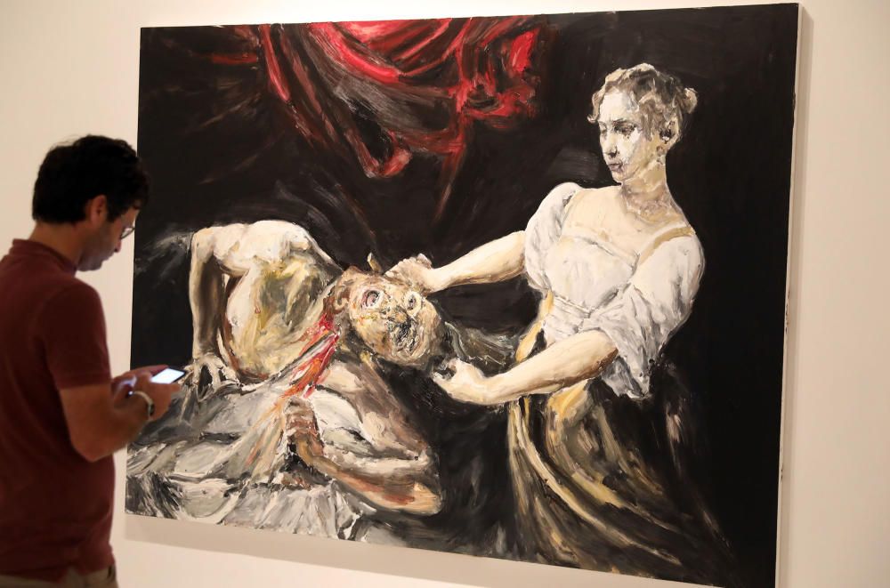 Animales disecados, como un toro o ciervos, colgados como lámparas, junto a pinturas de gran formato, obras del jienense Santiago Ydáñez, se pueden ver en el CAC, en la exposición ''El corazón manda''.