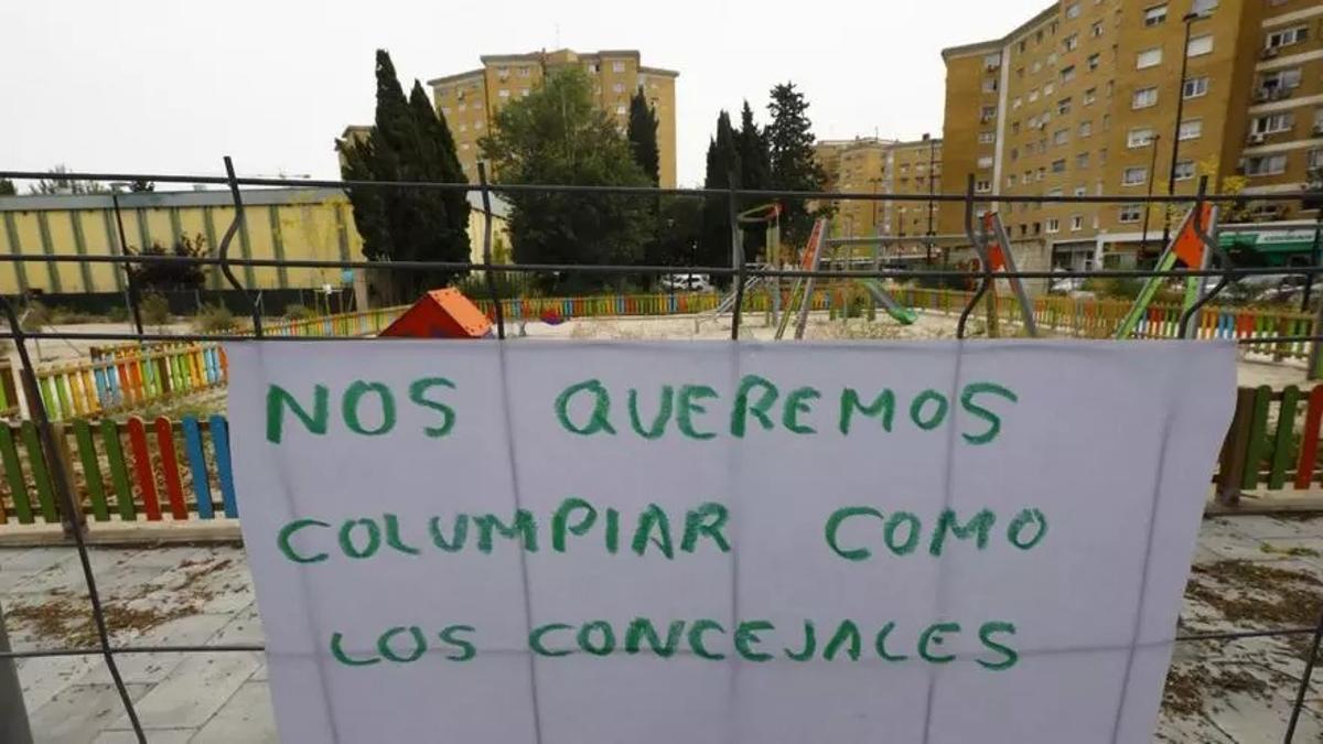 Un cartel denunciaba en La Jota la imposibilidad de utilizar una zona de juegos infantiles terminada.