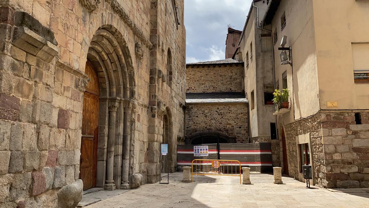 Un dels accessos al conjunt catedralici de la Seu d&#039;Urgell, tancat per les obres que es duen a terme a la capella de la Pietat