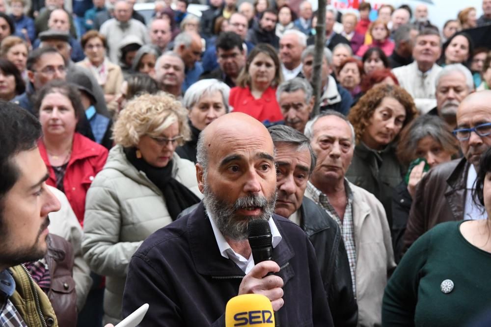 Asamblea de vecinos en el centro cívico de Eirís con Silvia Cameán y Xiao Varela