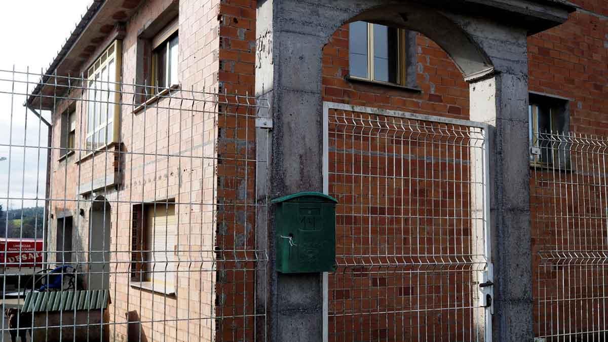 Domicilio donde fue encontrado el cadaver de la mujer  de 79 anos  presuntamente asesinada por su marido en A Pastoriza (Lugo).  El cadaver del hombre  de 82 años  fue hallado en el exterior de la vivienda bajo una ventana  que estaba abierta.