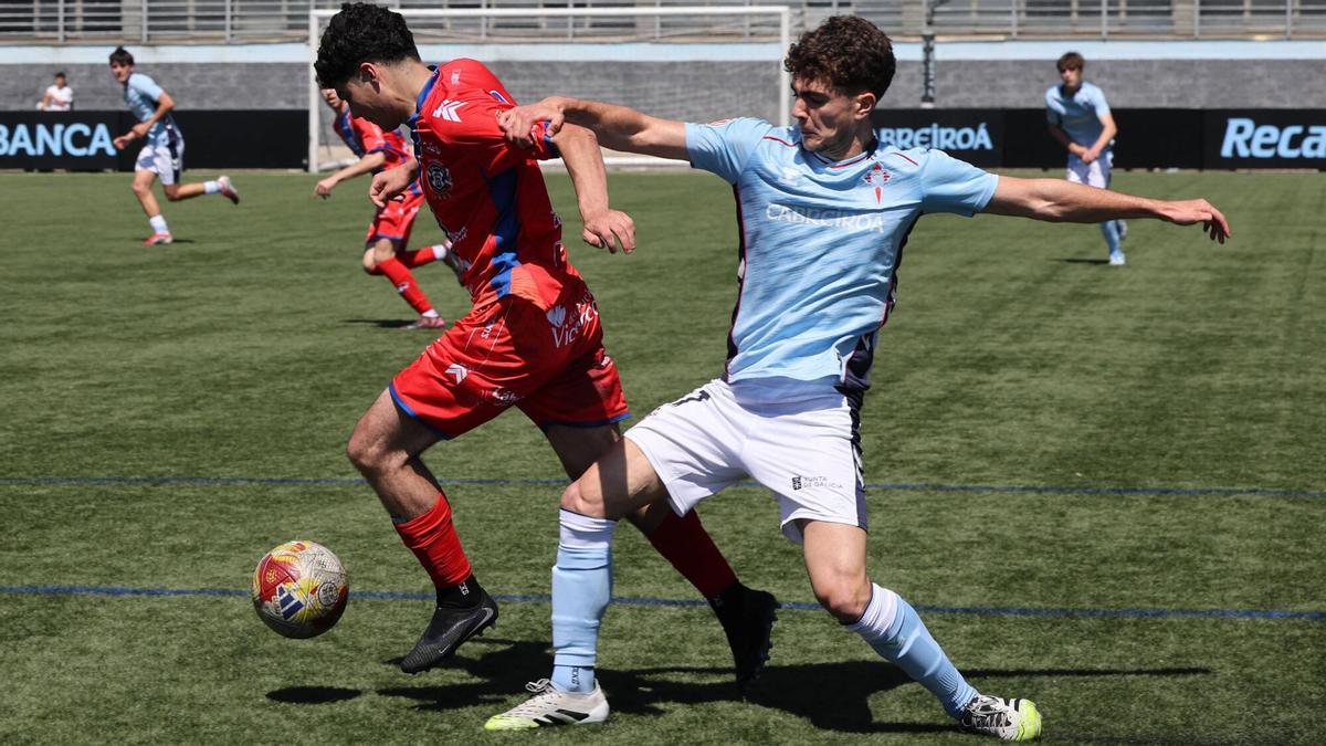 El centrocampista Dani Noya, del Celta Juvenil, en un partido ante la UD Solares en abril de 2026
