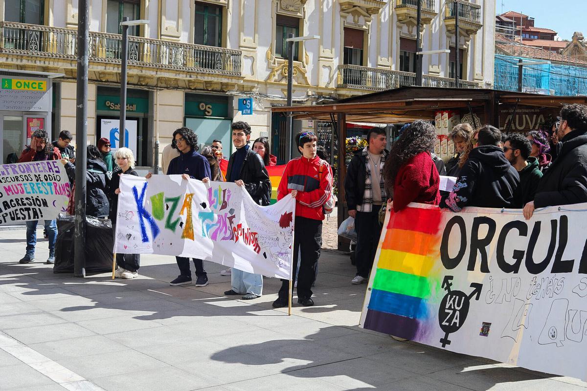 Zamora. Concentración por la agresión tránsfoba a Bianca, Miss Trans Zamora, en la plaza de la Constitución, convocada por el colectivo Kuza