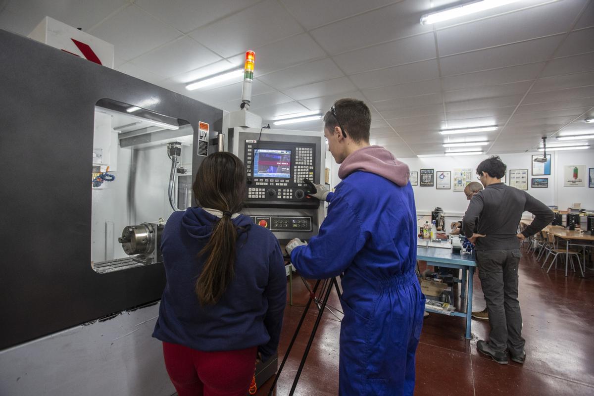 Alumnos realizan prácticas de fresado en el IES Cavanilles de Alicante.