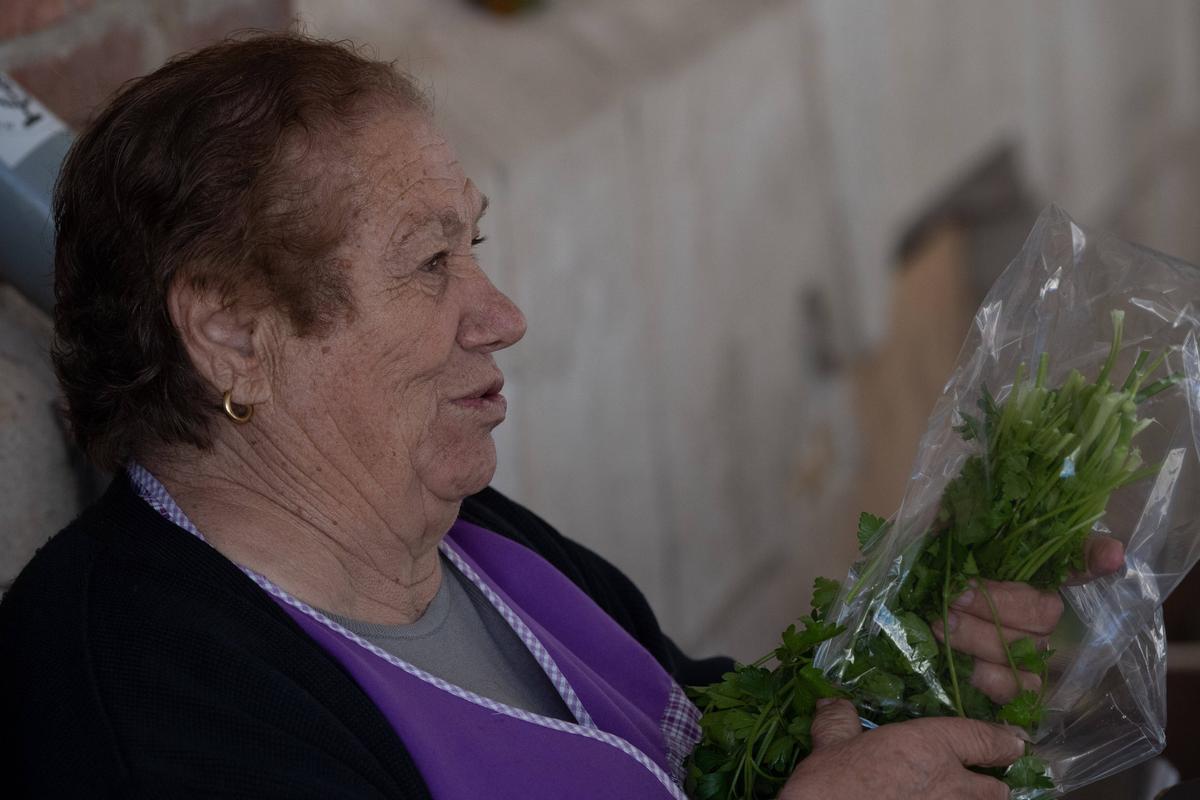 Aurora Blanco Salvador en su puesto de verduras y hortalizas en la marquesina del Mercado de Abastos de Zamora.