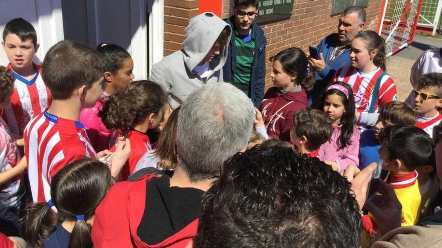 Halilovic, rodeado de niños que le piden autógrafos y fotos.