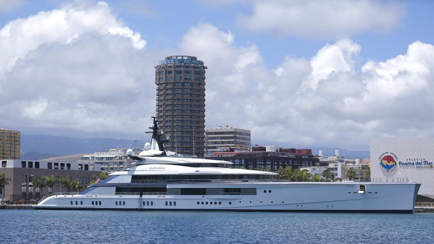 Una auténtica mansión flotante: el yate de megalujo &#039;Bravo Eugenia&#039; hace escala en el Puerto de Las Palmas