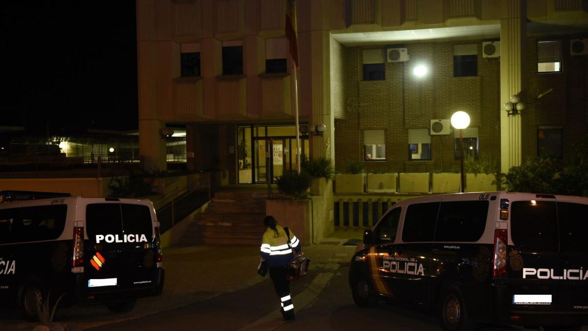 Vehículos de la Policía Nacional en la puerta del CIE de Sangonera, en una noche de revueltas de 2016. | M. RUIZ