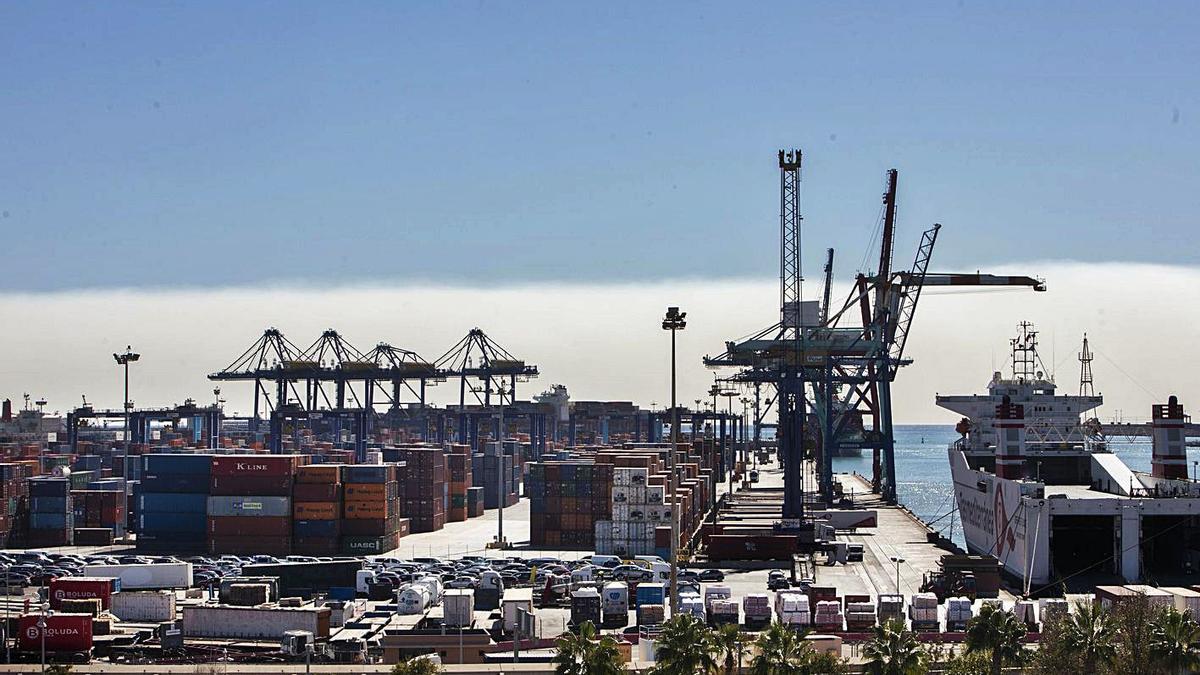 El puerto canaliza buena parte de las exportaciones valencianas. | GERMÁN CABALLERO