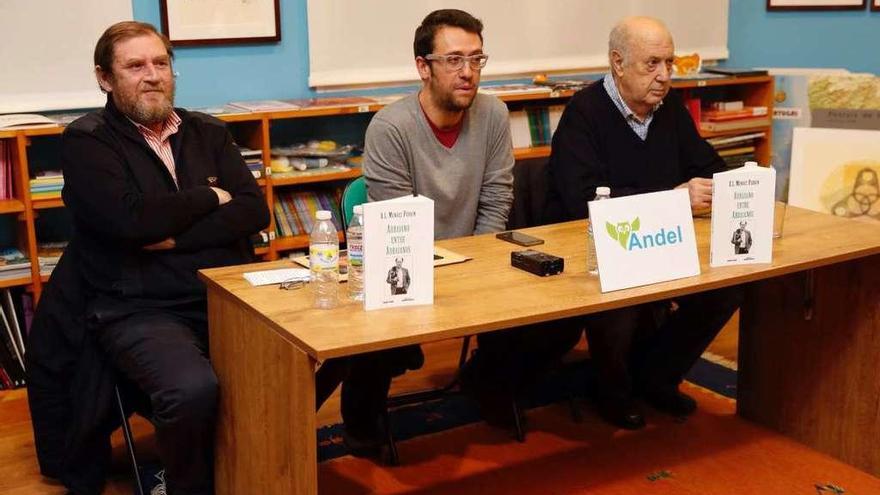 Xosé Benito Reza, Aser Álvarez e Xosé Luis Méndez Ferrín na presentación en Andel. // J. Lores