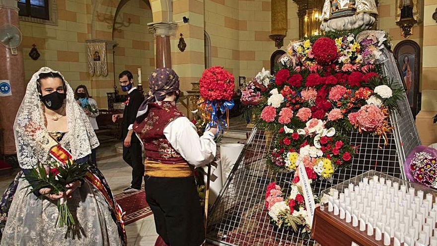 Ofrenda floral en el Port de Sagunt Virgen de Begoña. | DANIEL TORTAJADA