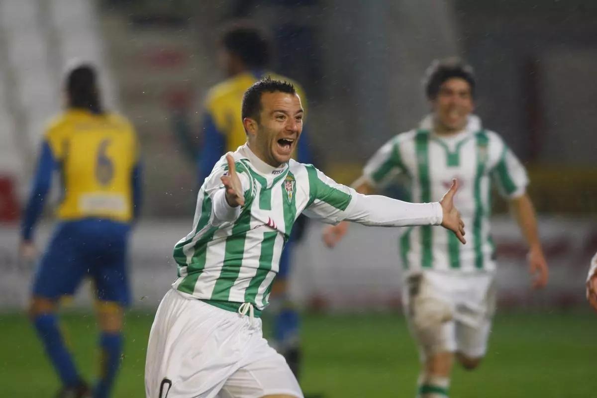 Pepe Díaz celebra un gol al Cádiz en El Arcángel en el año 2010.