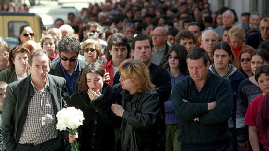 Fotografía de archivo tomada en Viana do Bolo (Orense) el 27/04/2001 de una concentración vecinal por el asesinato de la joven Montserrat Martínez, ocurrido una semana antes. Ahora, nueve años después, agentes de la Unidad Orgánica de Policía Judicial de la Guardia Civil de Ourense han detenido en Ibiza al presunto autor de la muerte.