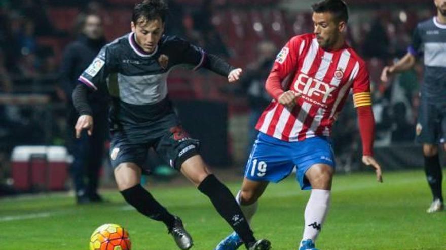 Javi Espinosa lucha por un balón con el capitán del Girona, Felipe Sanchón, durante el encuentro de ayer en el estadio Montilivi.