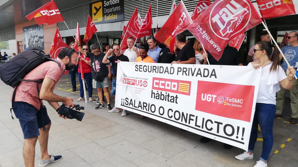 Trabajadores concentrados en el aeropuerto.