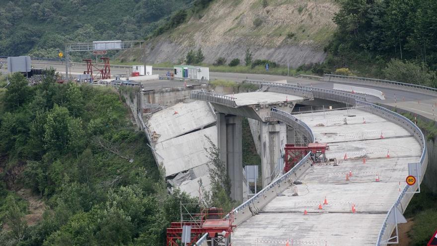 Arranca el desmontaje del vano aislado tras el derrumbre del viaducto de la A-6