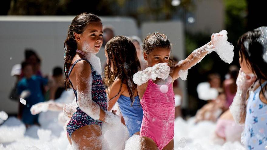 Magia, fiesta de la espuma y colchonetas inflables para los vecinos más pequeños por las fiestas de Ibiza