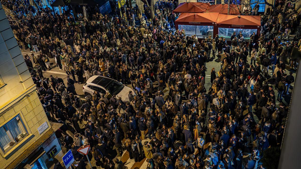La Guardia Urbana vuelve a cortar la calle Mandri en Barcelona por el macrobotellón de Navidad | Vídeo