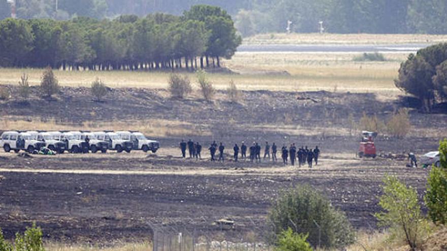 Guàrdies civils inspeccionen la zona del sinistre en una foto d&#039;arxiu.