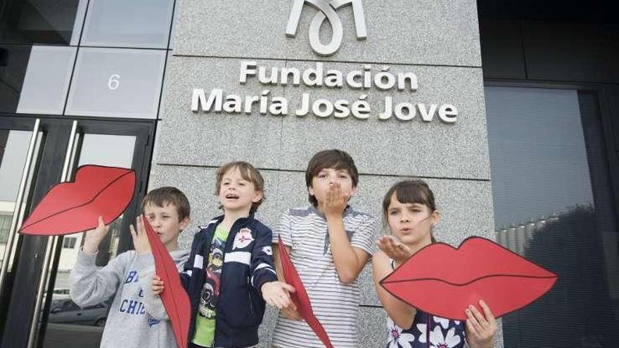 Varios niños participan en la iniciativa, ayer, en A Coruña.