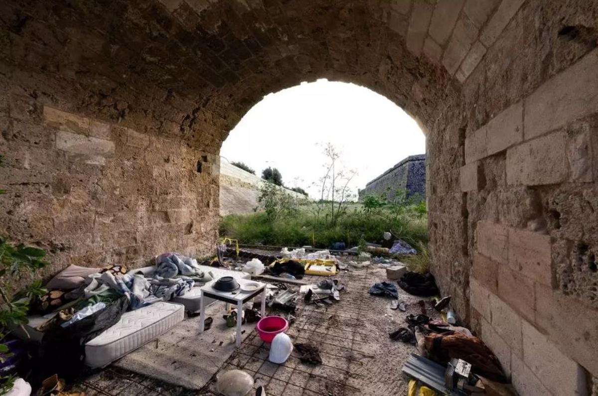 Viele Spuren von Besetzungen in den Bögen der Stadtmauer.