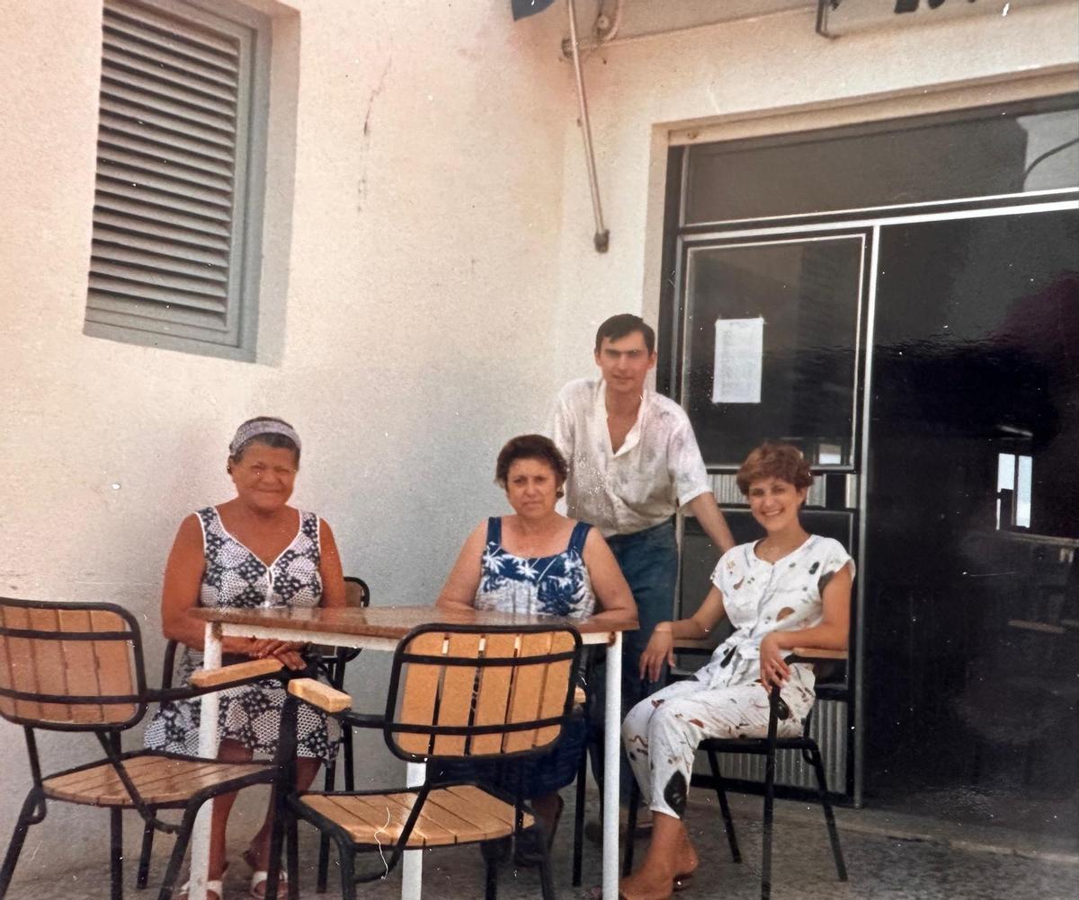 María Femenia, la primera propietaria, y sus hijos, Lola y Juanjo