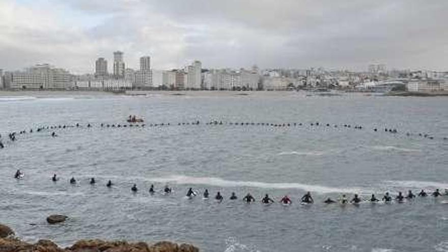 Algo más de un centenar de surfistas recuerdan a Rolando Quintáns