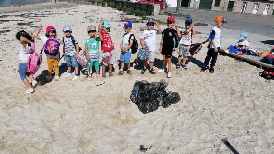 Los estudiantes del CEIP Tirán limpian la basura de la playa de O Con