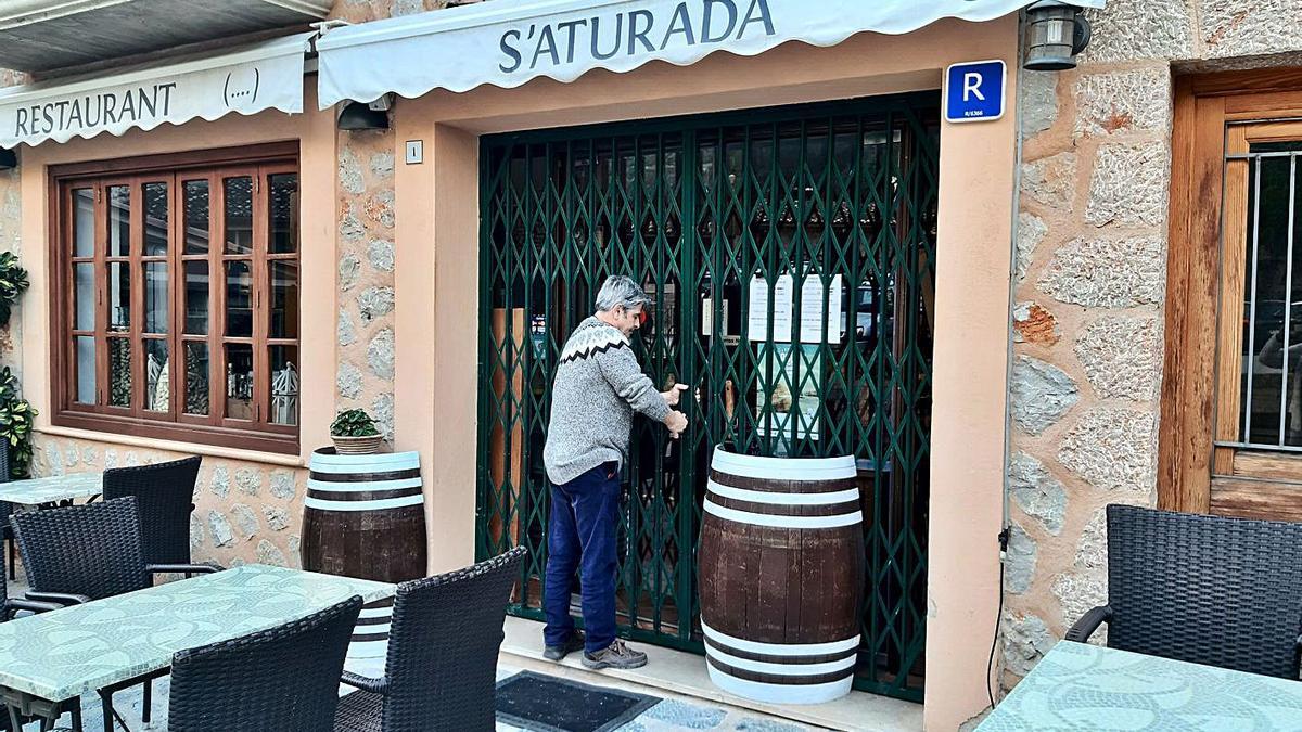 Uno de los restauradores, ayer por la tarde cerrando su establecimiento.