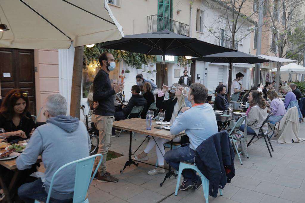 Terrazas llenas en la reapertura nocturna de los restaurantes