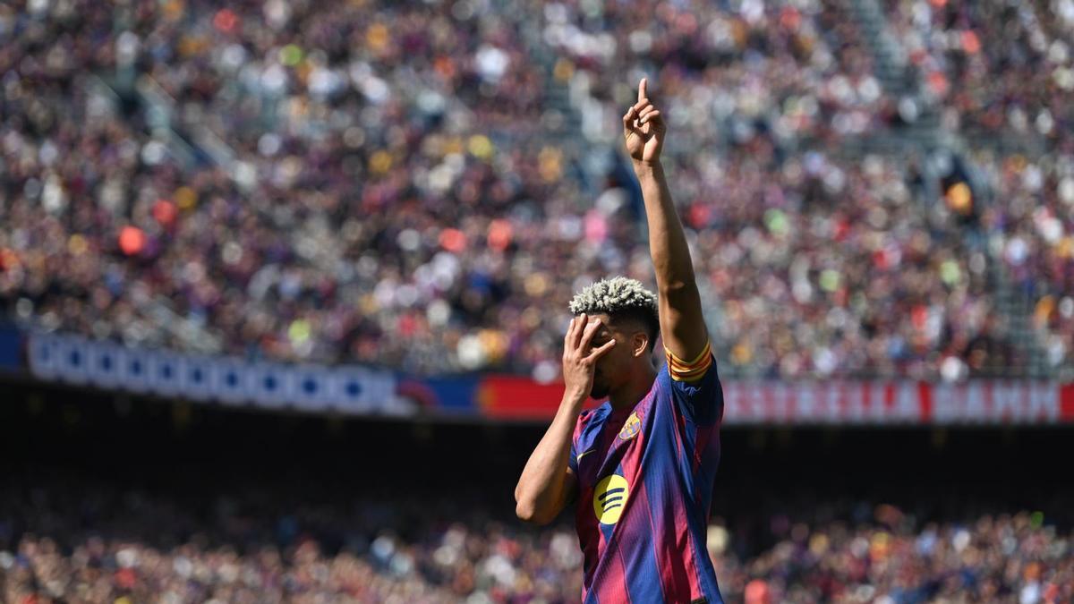 Araujo celebra el gol al cabecear un córner.